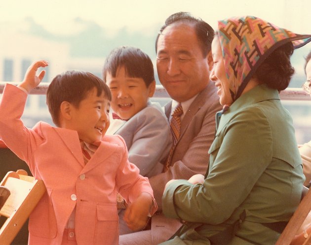 The Rev. Sun Myung Moon with his wife Hak Ja Han Moon and children. Courtesy H.S.A.-U.W.C.